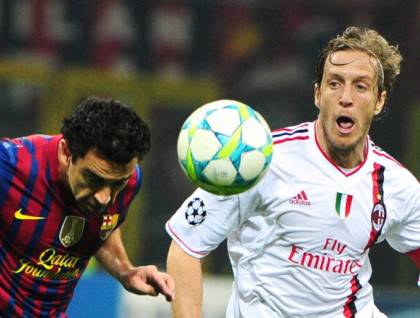 Barcelona's midfielder Xavi Hernandez (L