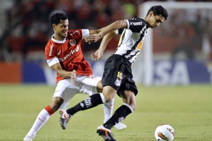 Brazilian Internacional's Eltom (L) vies