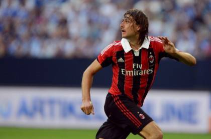 AC Milans defender Francesco Acerbi play