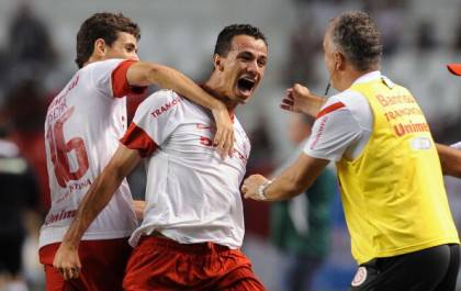 Footballer Leandro Damiao (C) of Brazili