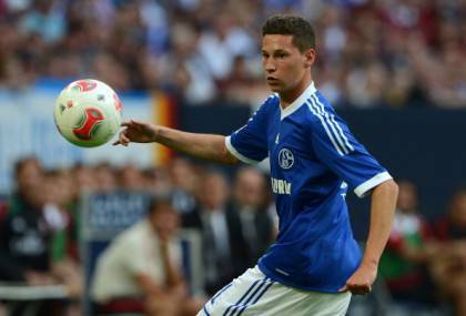 Schalke's midfielder Julian Draxler play