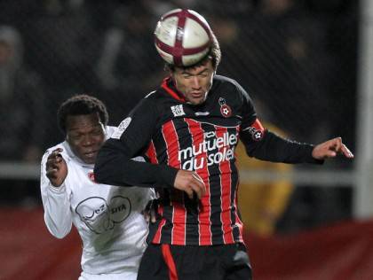 Nice's defender Renato Civelli (R) vies