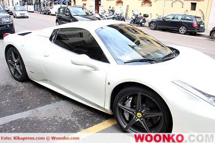 mario-balotelli-ferrari-458-italia-bianca-2013-milano-maggio-1