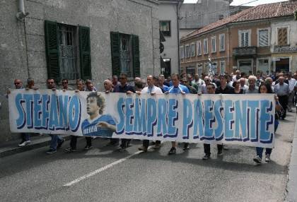 i_tifosi_del_como_durante_i_funerali