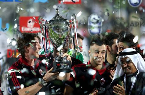 Riccardo Montolivo alza il trofeo Bernabeu (Getty Images)