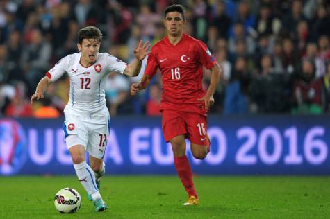 Vaclav Pilar e Ozan Tufan (Getty Images)