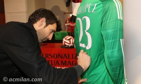 Diego Lopez firma la sua maglia (Acmilan.com)