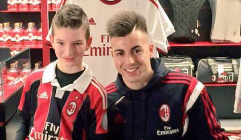 El Shaarawy e un giovanissimo tifoso (foto acmilan.com)