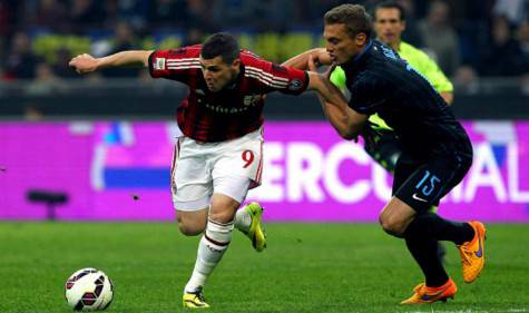 Mattia Destro e Nemanja Vidic (Getty Images)