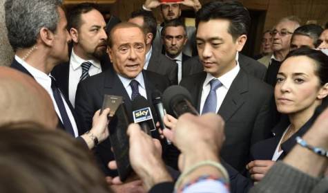 Silvio Berlusconi e Bee Taechaubol (foto by calcioefinanza.it)