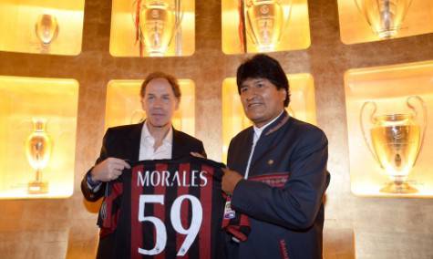 Franco Baresi e Evo Morales (foto acmilan.com)