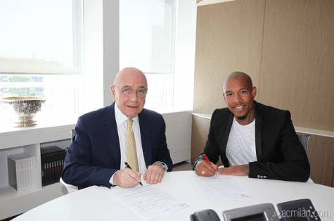 Adriano Galliani e Nigel de Jong (acmilan.com)