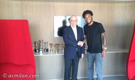 Adriano Galliani e Luiz Adriano (acmilan.com)