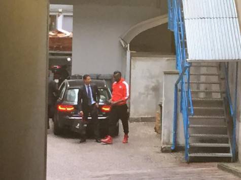 Mario Balotelli arriva alla clinica 'La Madonnina' (foto Twitter)