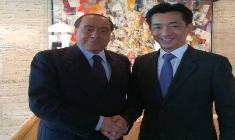 Silvio Berlusconi e Bee Taechaubol (foto Twitter)