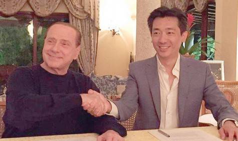 Berlusconi e Mr. Bee (foto twitter)