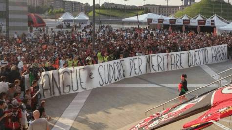 Lo striscione a Casa Milan (twitter)