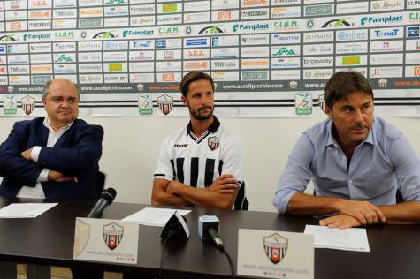 Presentazione di Luca Antonini all'Ascoli (foto Facebook)