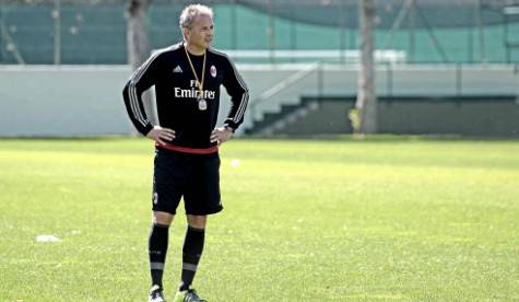 Sinisa Mihajlovic osserva l'allenamento a Milanello (foto acmilan.com)