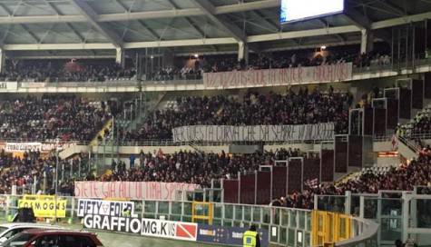 La protesta dei tifosi rossoneri (foto dal web)