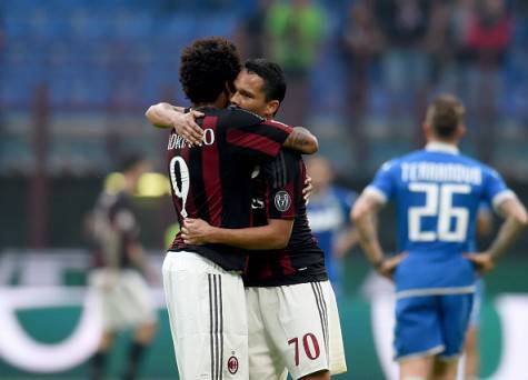 Luiz Adriano abbraccia Carlos Bacca (getty images)