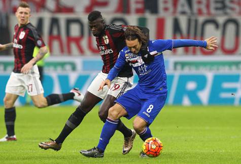 MILAN, ITALY - NOVEMBER 28: Edgar Osvaldo Barreto (R) of UC Sampdoria competes for the ball with M Baye Niang (L)of AC Milan during the Serie A match between AC Milan and UC Sampdoria at Stadio Giuseppe Meazza on November 28, 2015 in Milan, Italy. (Photo by Marco Luzzani/Getty Images)