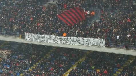 Lo striscione esposto in Curva Sud