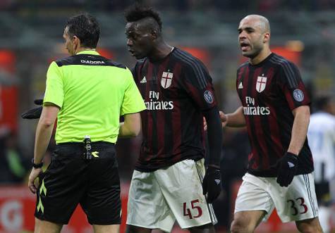 Balotelli e Alex protestano con Irrati (©getty images)