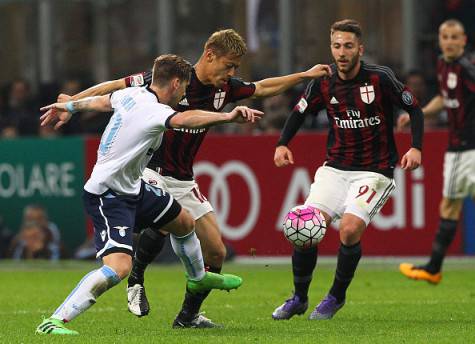 Keisuke Honda contende palla a Lucas Biglia (©getty images)
