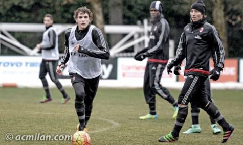 Manuel Locatelli e Riccardo Montolivo (foto acmilan.com)