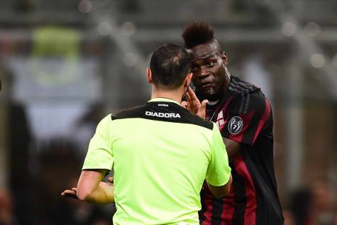 Mario Balotelli e l'arbitro Guida (©getty images)