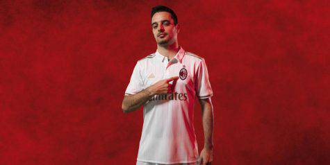 Bonaventura e la seconda maglia (foto acmilan.com)