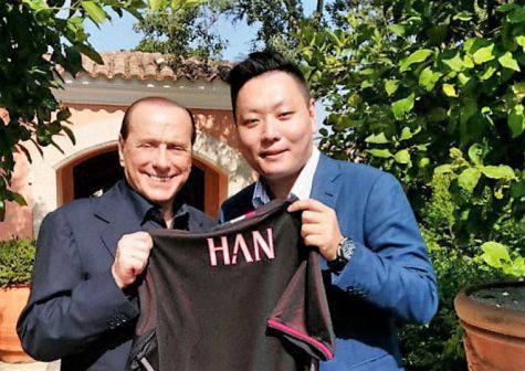 Silvio Berlusconi e Han Li (foto dal web)