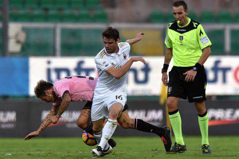 PALERMO, ITALY - NOVEMBER 06: Alessandro Diamanti (L) of Palermo and Andrea Poli of Milan compete for the ball during the Serie A match between US Citta di Palermo and AC Milan at Stadio Renzo Barbera on November 6, 2016 in Palermo, Italy. (Photo by Tullio M. Puglia/Getty Images)