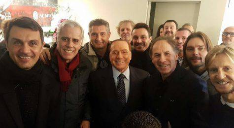 Le glorie del Milan con Silvio Berlusconi (foto Instagram)