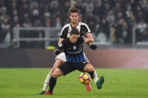Daniele Rugani trattiene 'Papu' Gomez (©getty images)