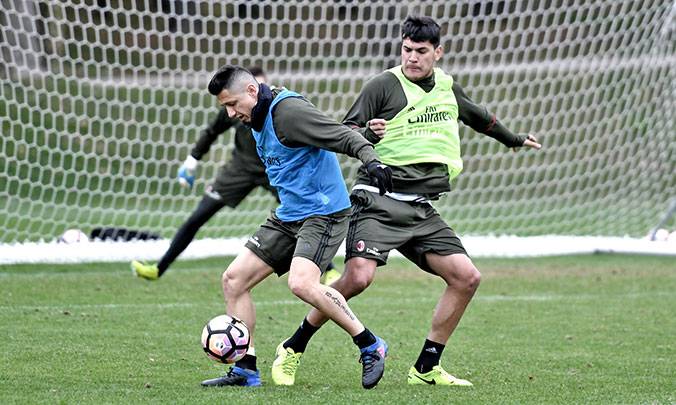 Gianluca Lapadula Gustavo Gomez