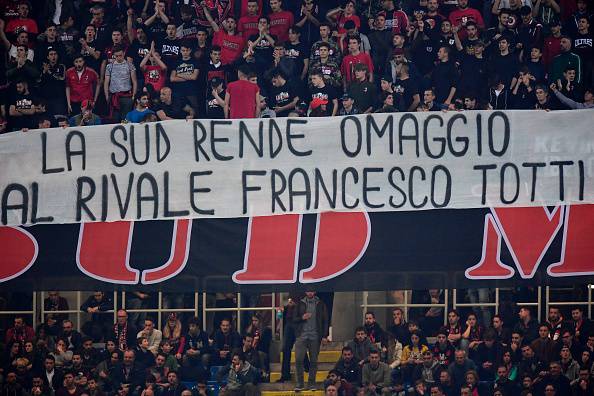 striscione curva sud milan roma totti