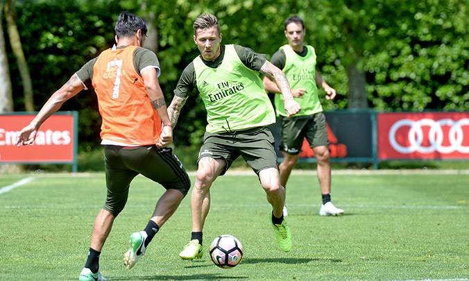 Juraj Kucka Gustavo Gomez