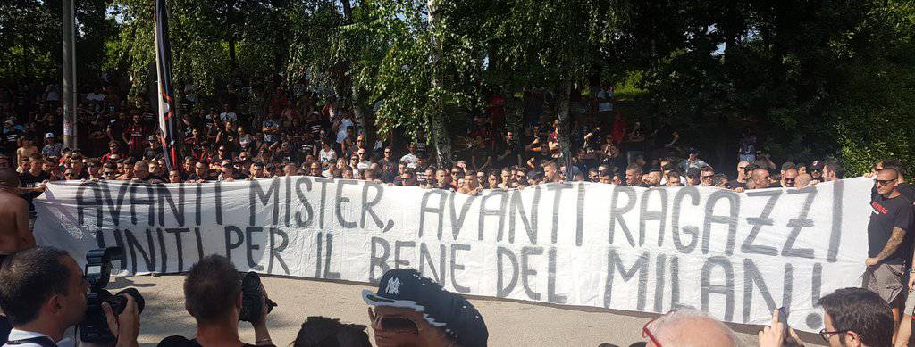 Striscione tifosi Milan