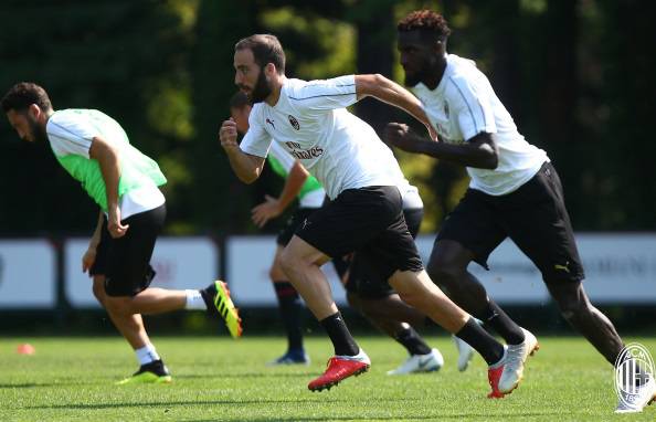 Hakan Calhanoglu Gonzalo Higuain Tiémoué Bakayoko 