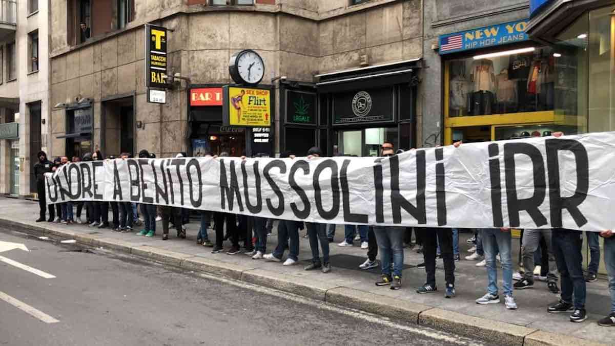 striscione mussolini