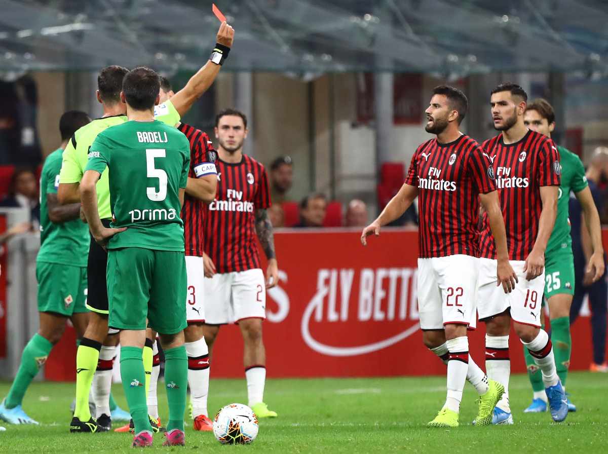 Mateo Musacchio espulso dall'arbitro Giacomelli in Milan-Fiorentina