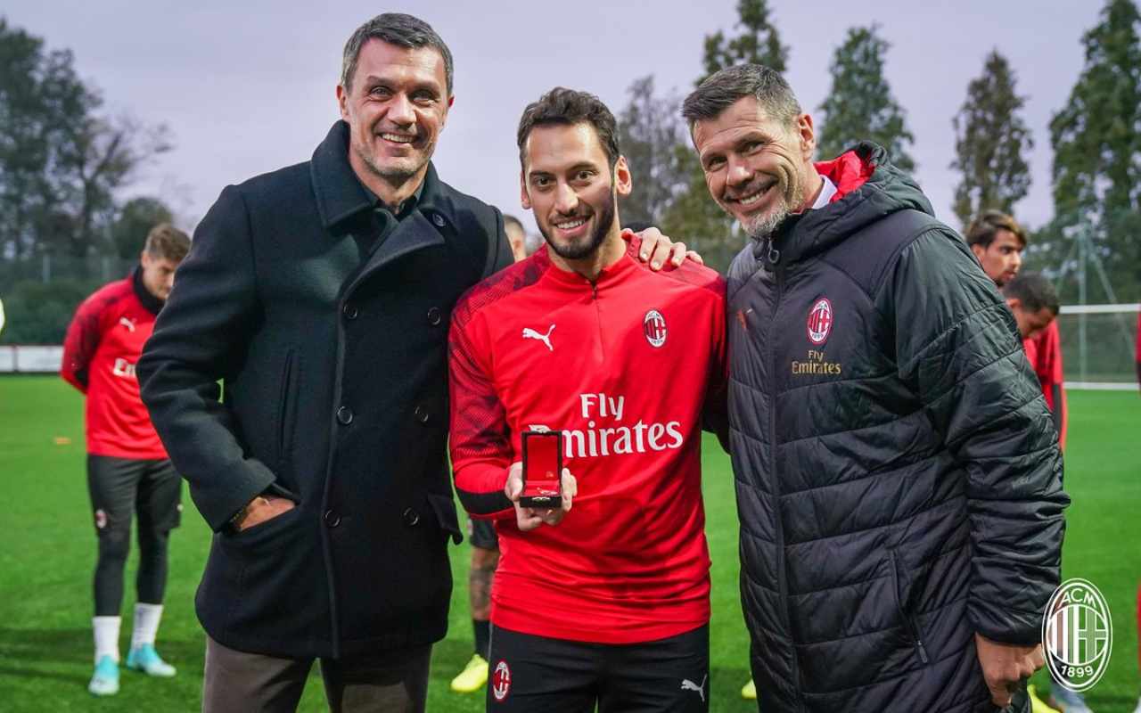 Calhanoglu, 100 presenze con il Milan: premiato da Maldini e Boban