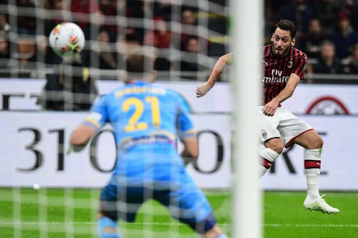 Gol di Hakan Calhanoglu in Milan-Lecce