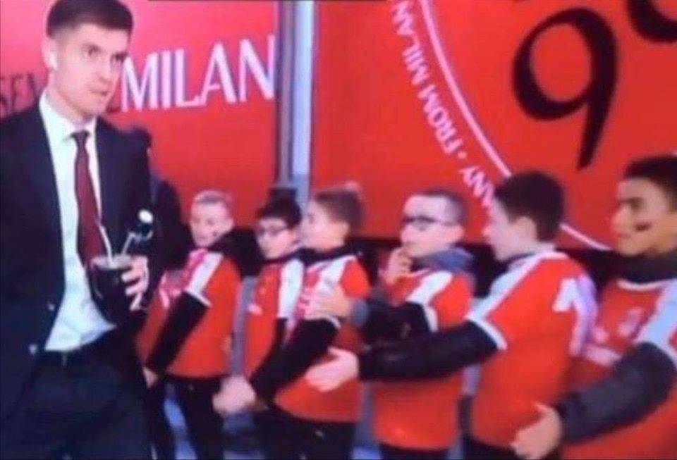 Piatek non saluta i bambini