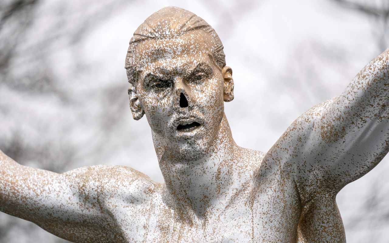 Statua Ibrahimovic Malmo senza naso