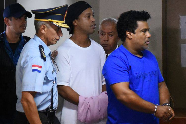 Ronaldinho arrestato