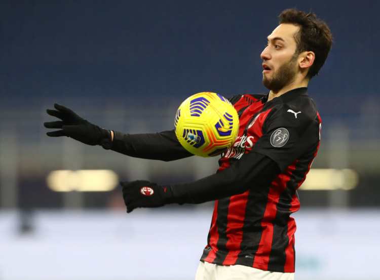 Hakan Calhanoglu rinnovo Milan