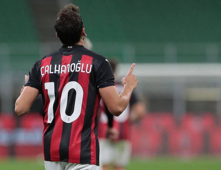 Hakan Calhanoglu rinnovo milan compleanno